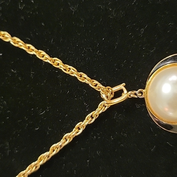 Vintage Long Brass Necklace with Half Shell Pearl D 3/4" Pendant Black Enamel - Picture 6 of 6